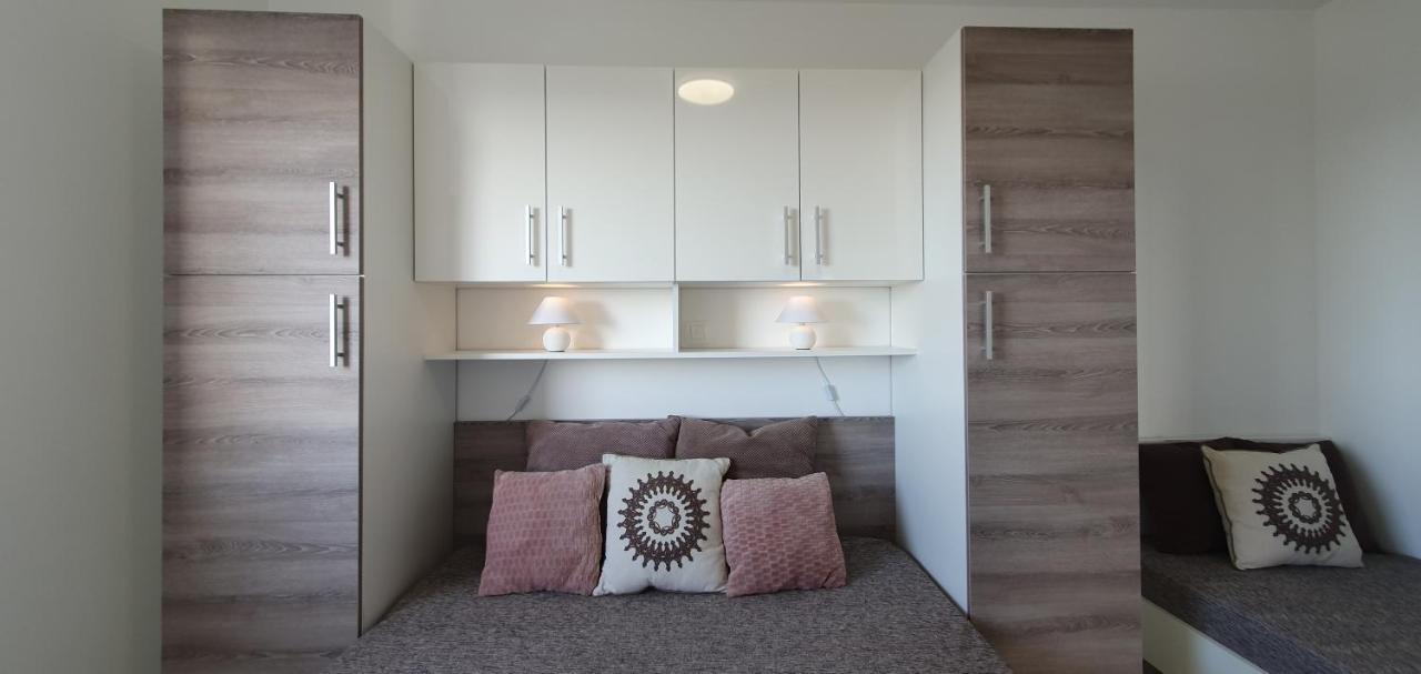 Seahorse Luxury Apartment With Pool And Sea View โนวาลยา ภายนอก รูปภาพ